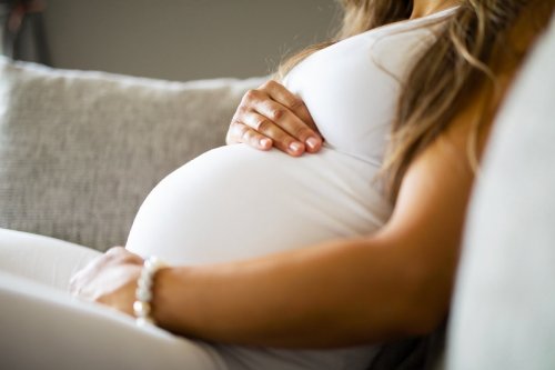 Kobieta w ciąży z problemem nietrzymania moczu